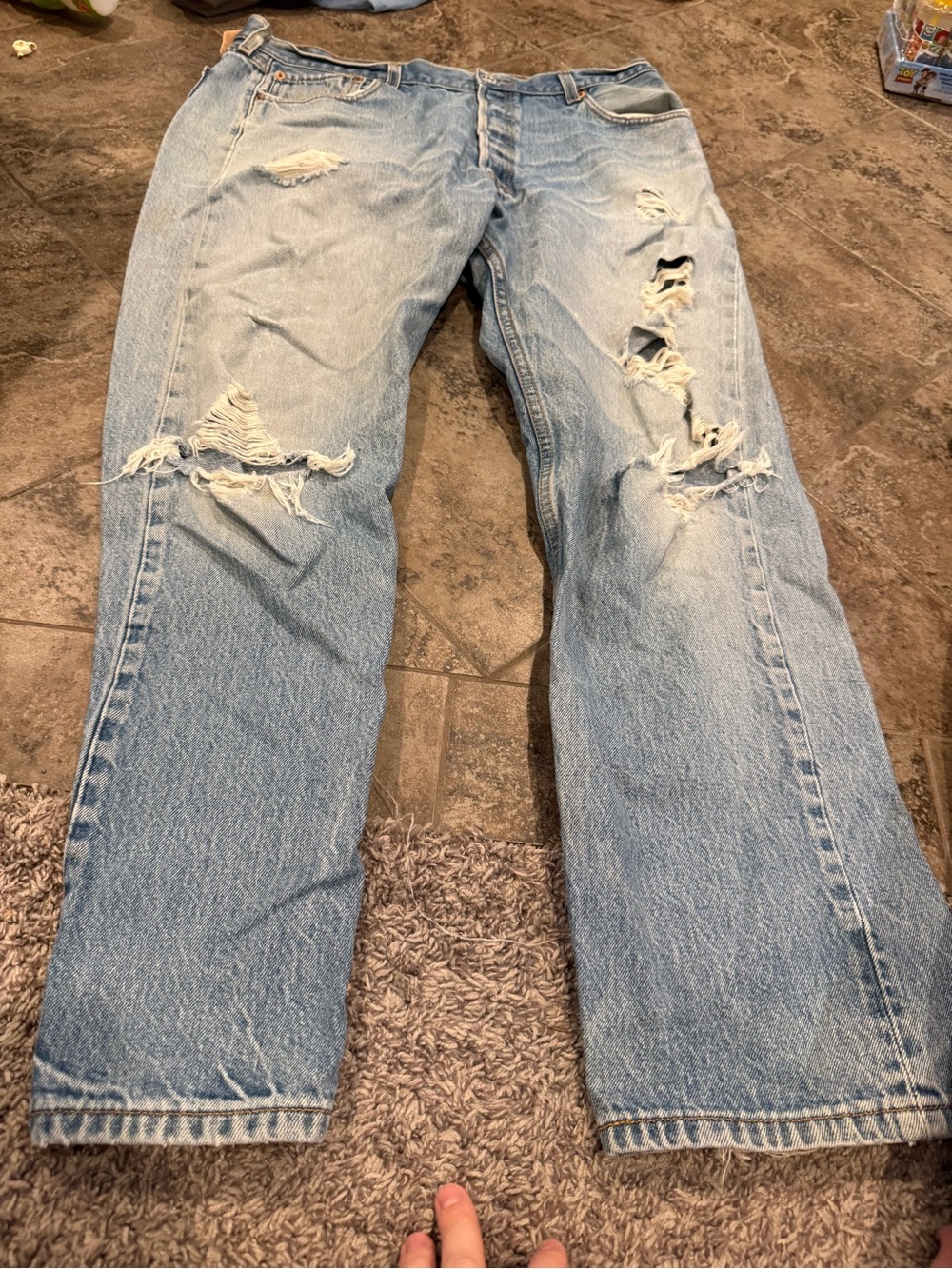 🤍Light Blue Distressed Men’s 501 XX Levi’s button fly Jeans made in Colombia